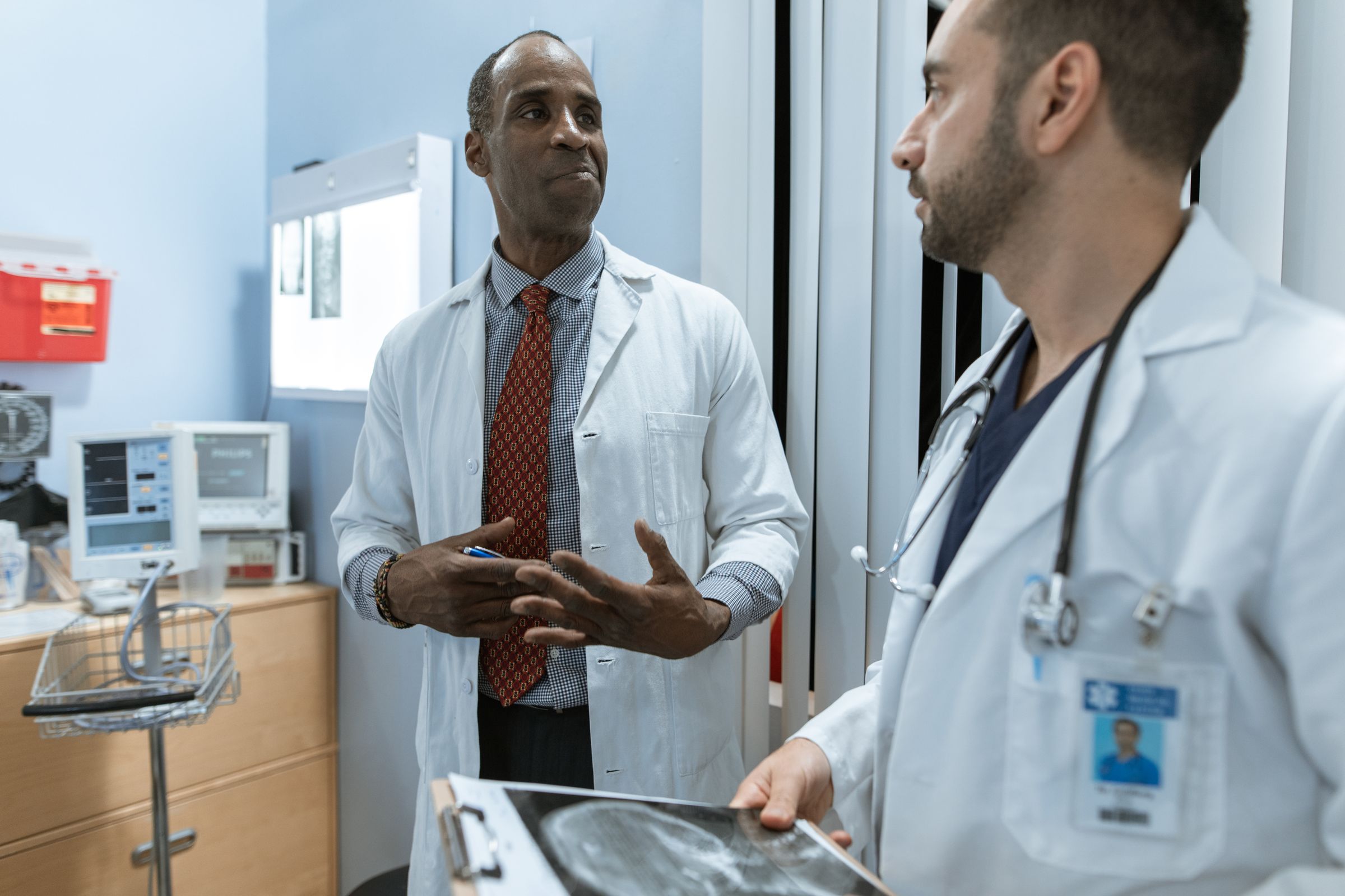 Surgeon teaching and mentoring colleagues